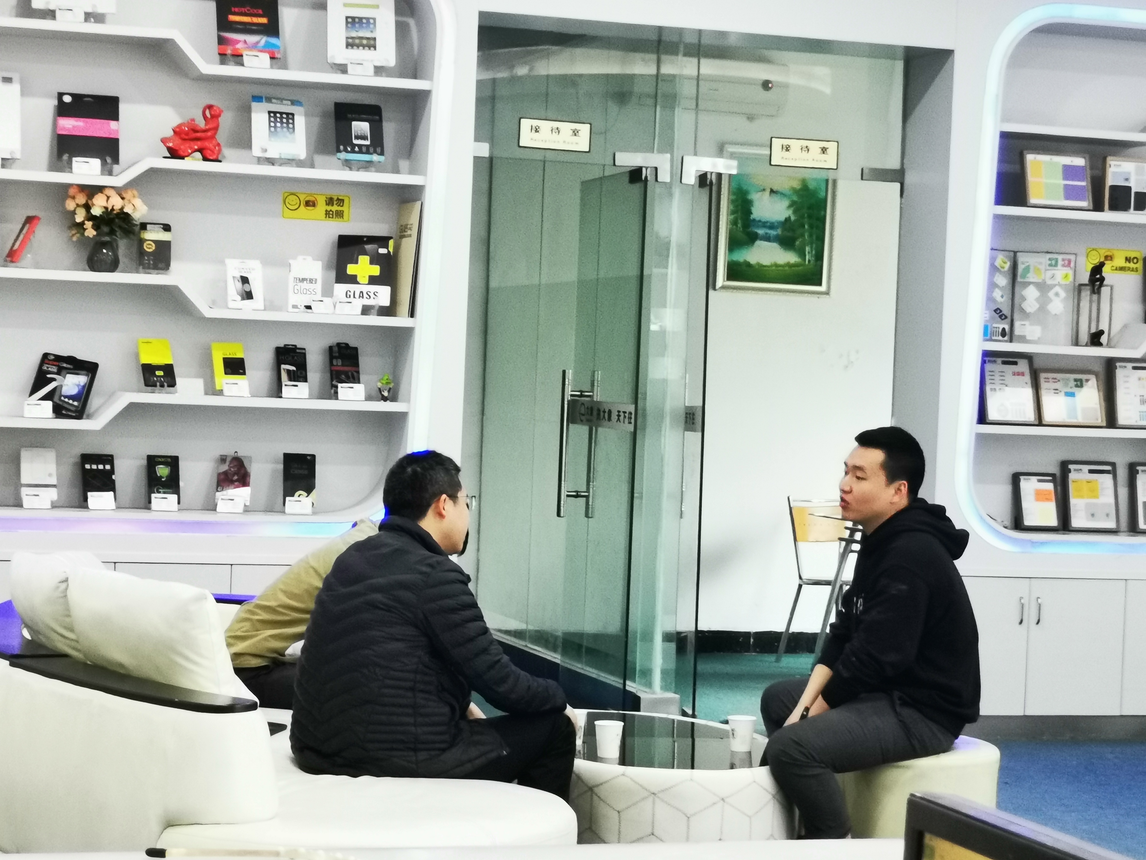深圳客户来访启航电子钢化膜生产工厂