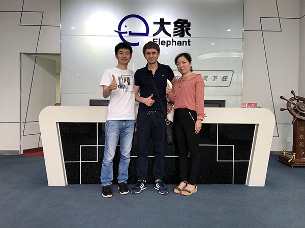 乌克兰客户到访启航钢化膜工厂
