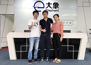 乌克兰客户到访启航钢化膜工厂