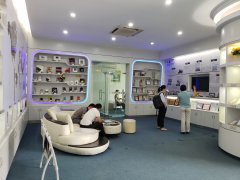 深圳客户到访启航3D钢化膜批发厂家