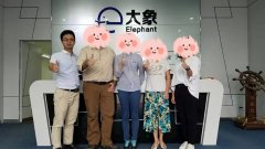 东莞的客户来访启航电子手机钢化膜生产厂家